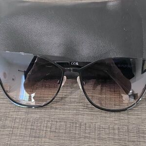 Quay In Pursuit Black Sunglasses